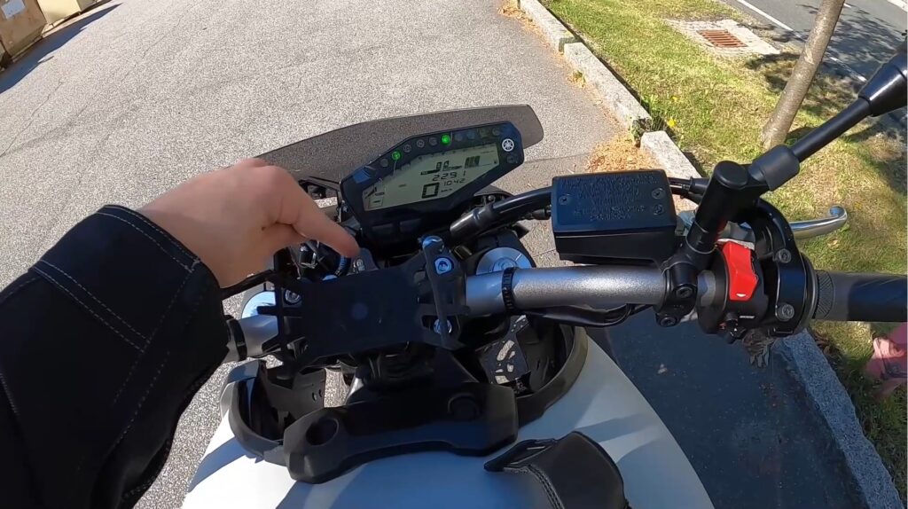 Handyhalterung für das Motorrad am Lenker montiert.