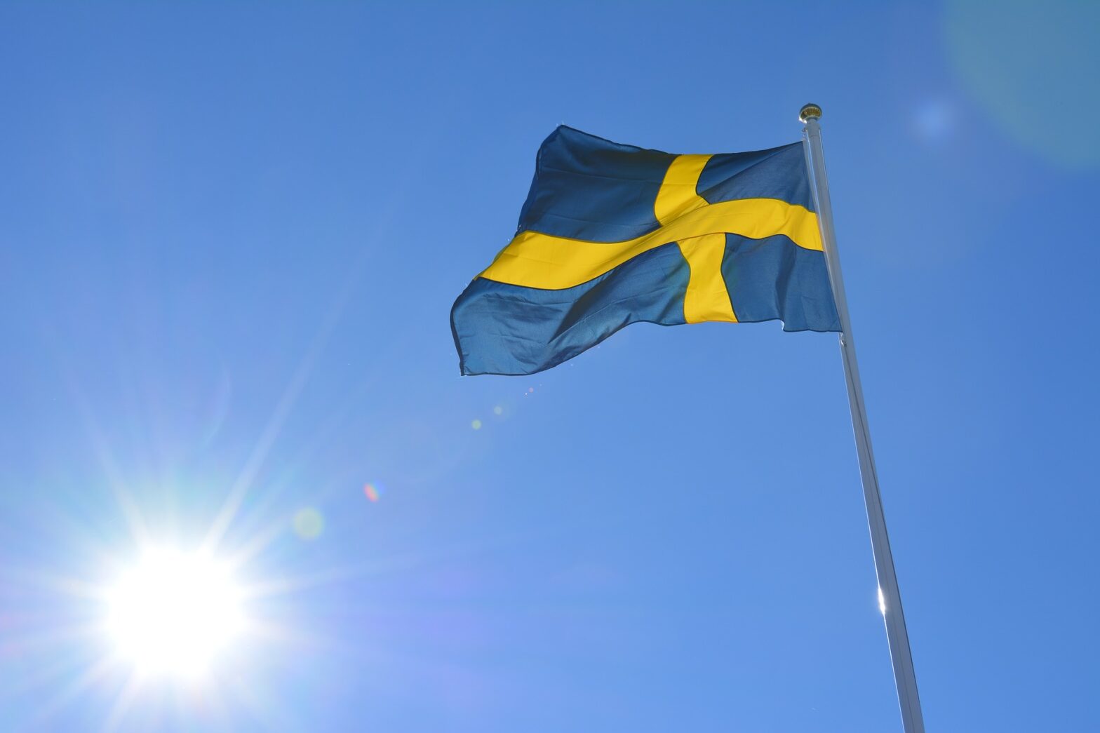 Schwedenflagge vor blauem Himmel als HIntergrund