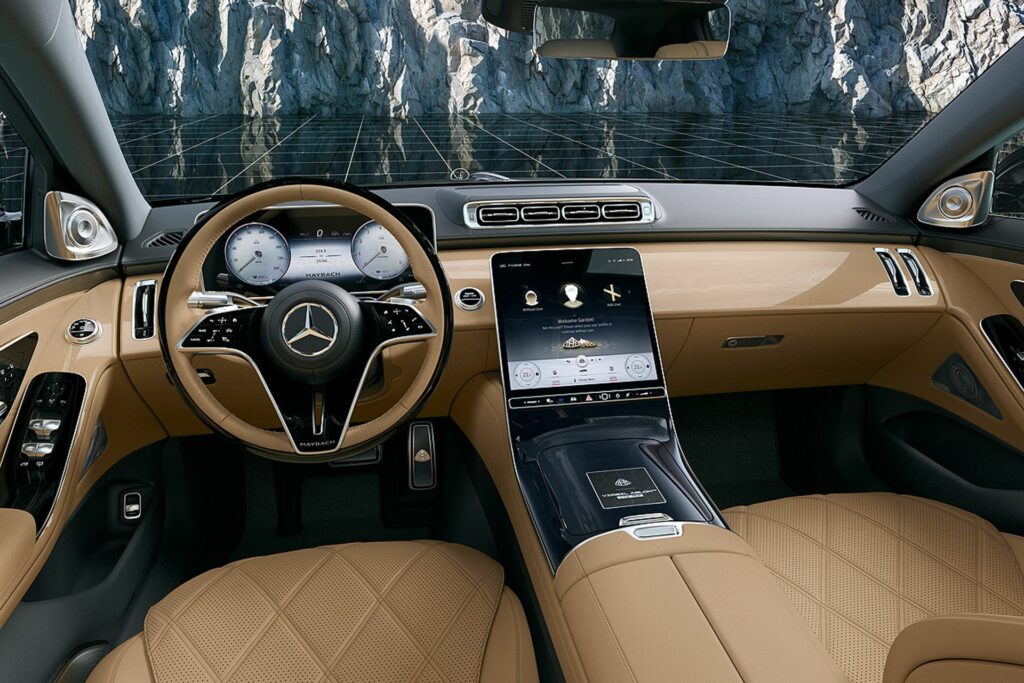 Der Innenraum in Sandfarbenen Nappaleder und Infotainment im Maybach Mercedes Sondermodell